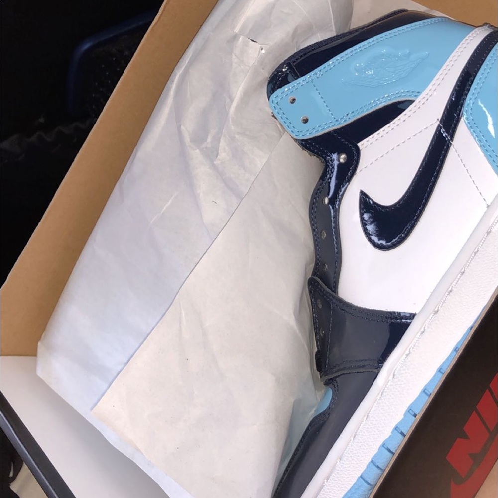 Blue chill jordan 1s size 7 woman’s. Worn once still in good condition.
